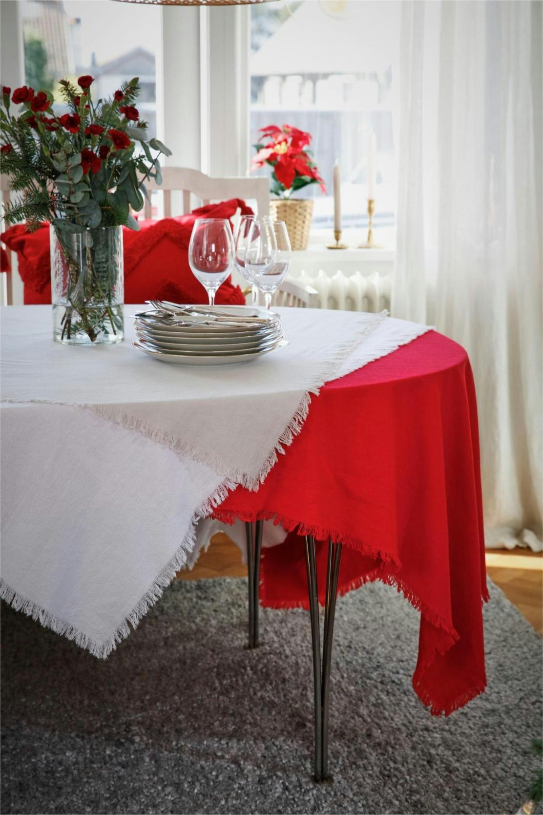 Noble house Fringe en vit bordsduk med med fransar i mått 90 x 90 cm
