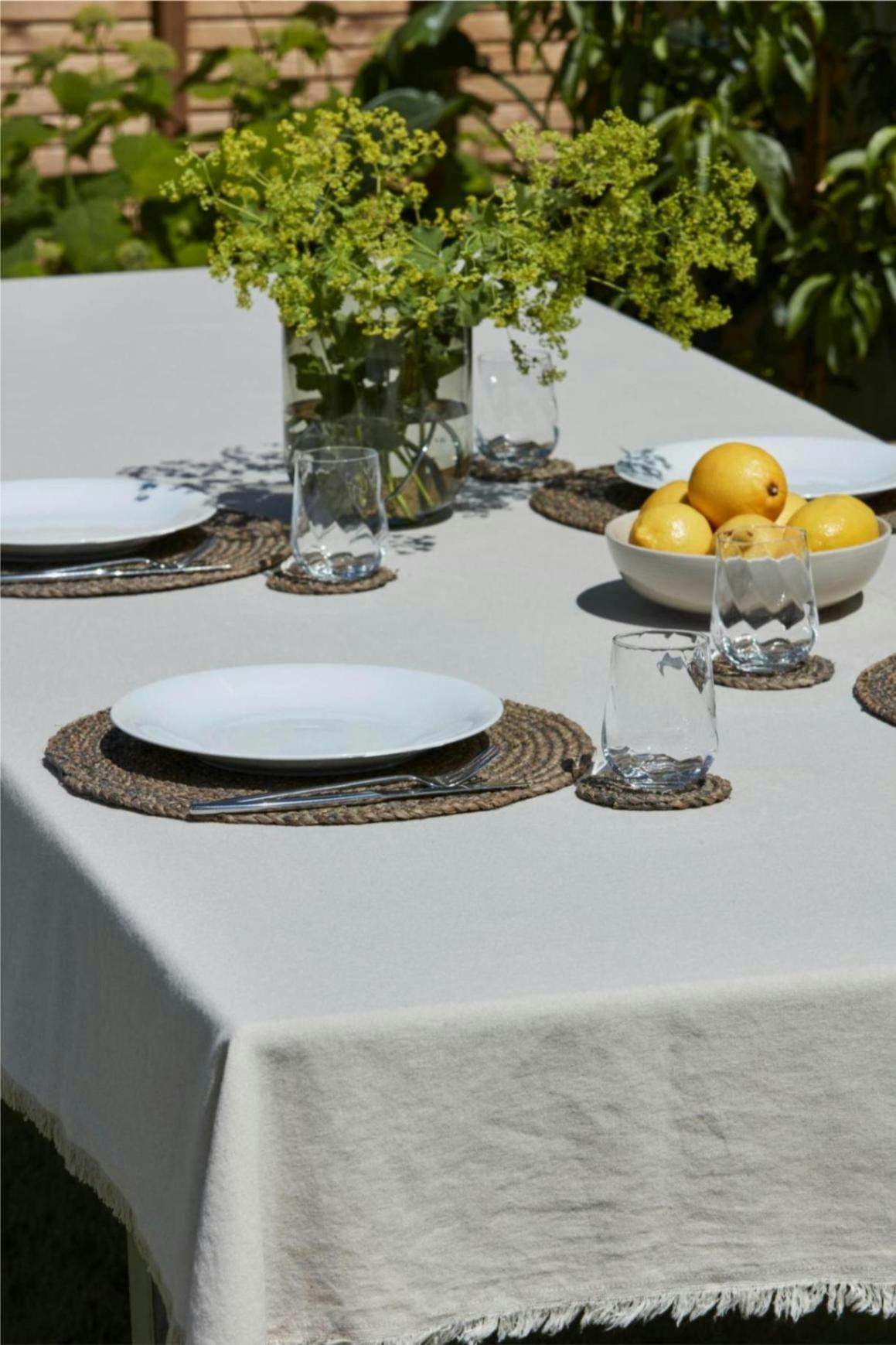Noble house Chambray Fringe en beige bordsduk med med fransar i mått 140 x 310 cm