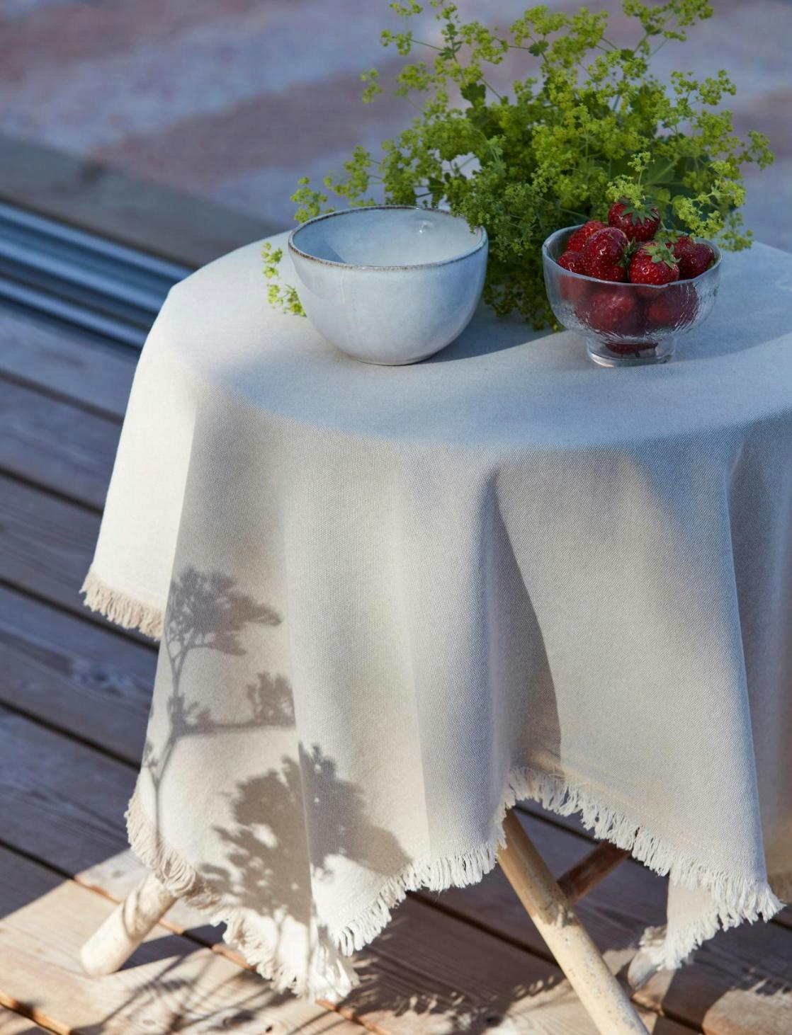 Noble house Chambray Fringe en beige bordsduk med med fransar i mått 90 x 90 cm