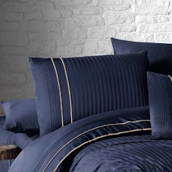 Deluxe stripe navy blue örngott bomullssatin mått 70 x 100 Indusia design
