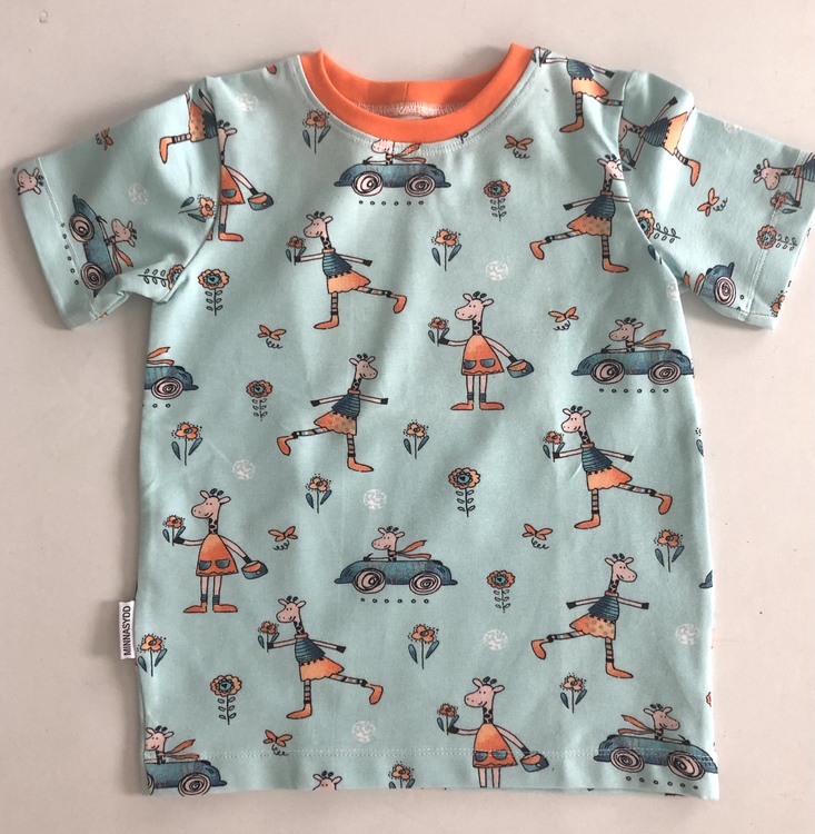T-shirt lyseblå med giraffer str 104
