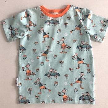 T-shirt lyseblå med giraffer str 104