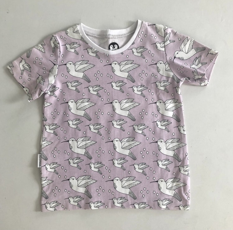 T-shirt lys lilla kolibri str 116