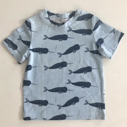 T-shirt lyseblå med narhval str 92