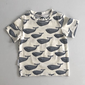 T-shirt naturhvit med hvaler str 92