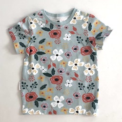 T-shirt lyseblå m blomster str 98