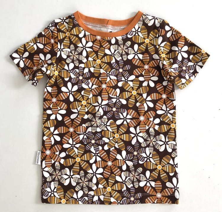 T-shirt brune blomster retro str 110