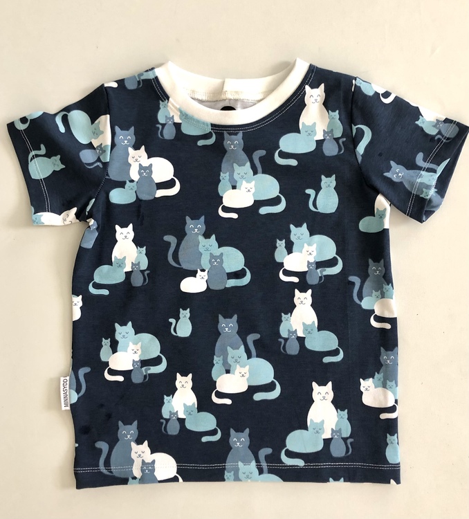 T-shirt blå med katter str 104