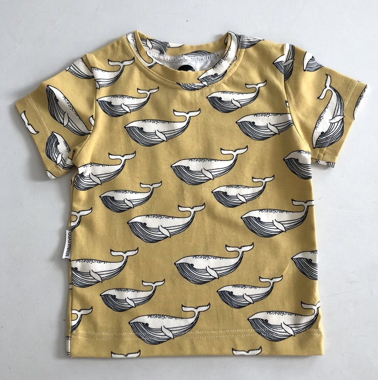 T-shirt gul med hval str 92