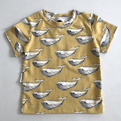 T-shirt gul med hval str 92