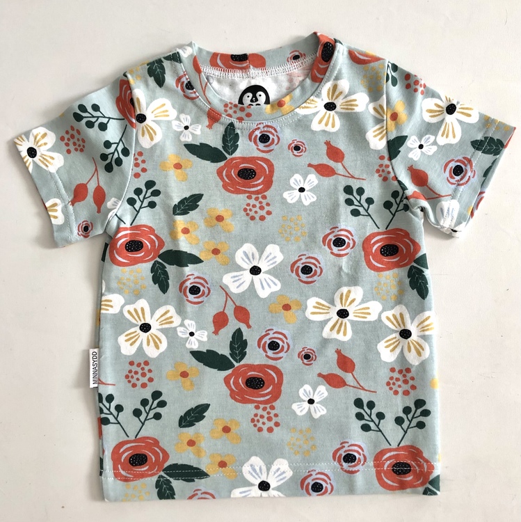 T-shirt lysebå blomstret str 92