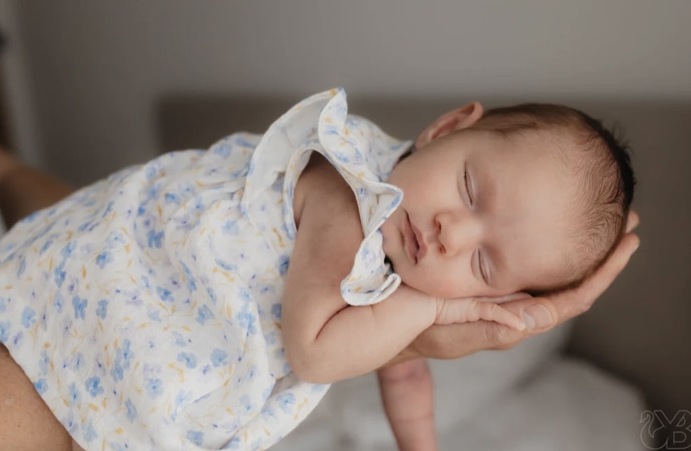 Babykjole musselin blå blomster