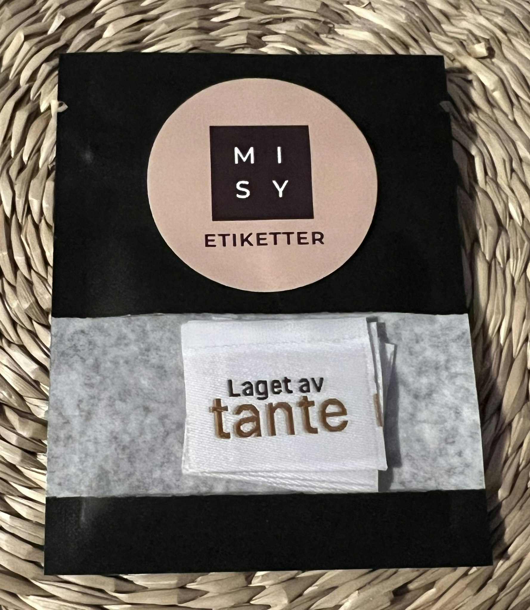 Laget av tante, hvit/brun label