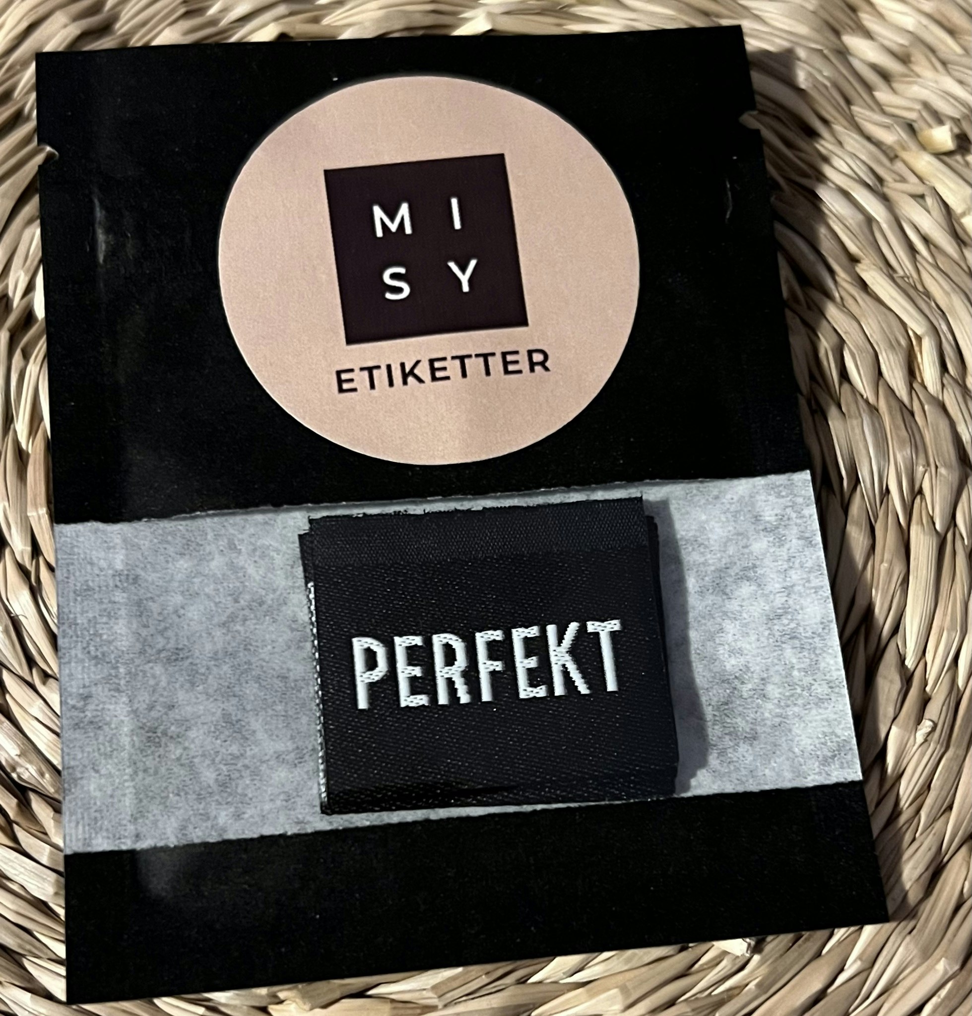 Perfekt- svart m hvitt label