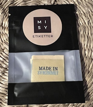 Made in syrommet, label