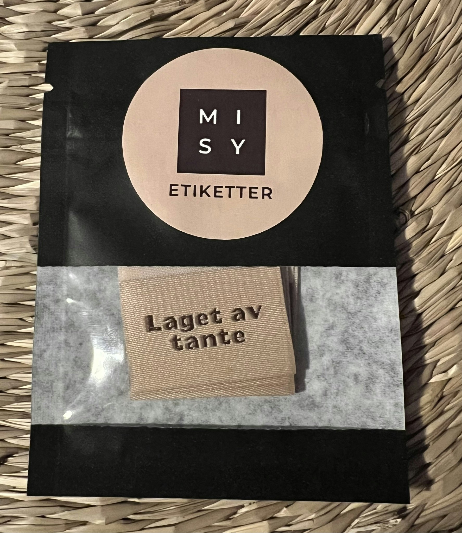 Laget av tante beige-brun label