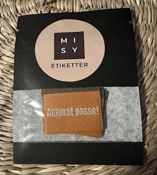 Akkurat passe! Label