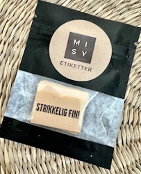 Strikkelig fin , label