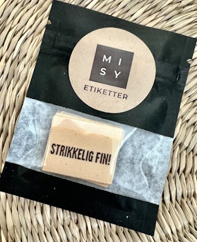 Strikkelig fin , label