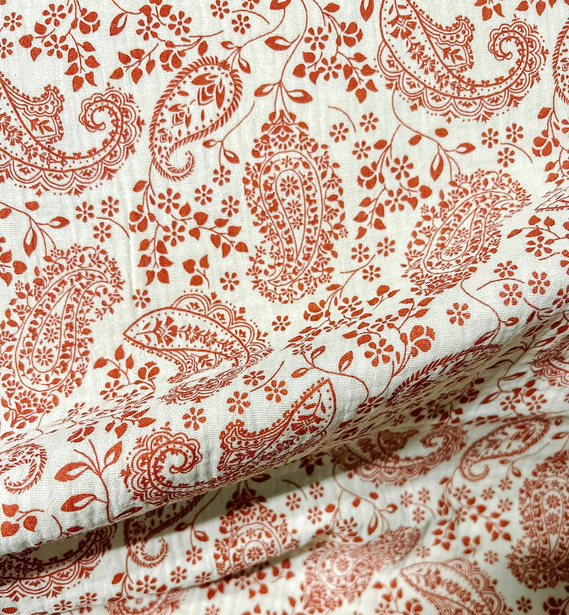 Musselin paisley flowers rød-sand