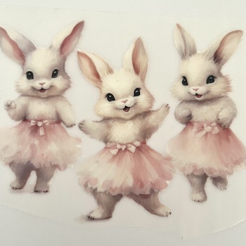 Strykemerke tre kaniner med strutteskjørt