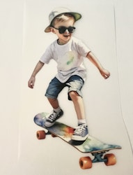 DTF gutt på skateboard med hvit T-shirt