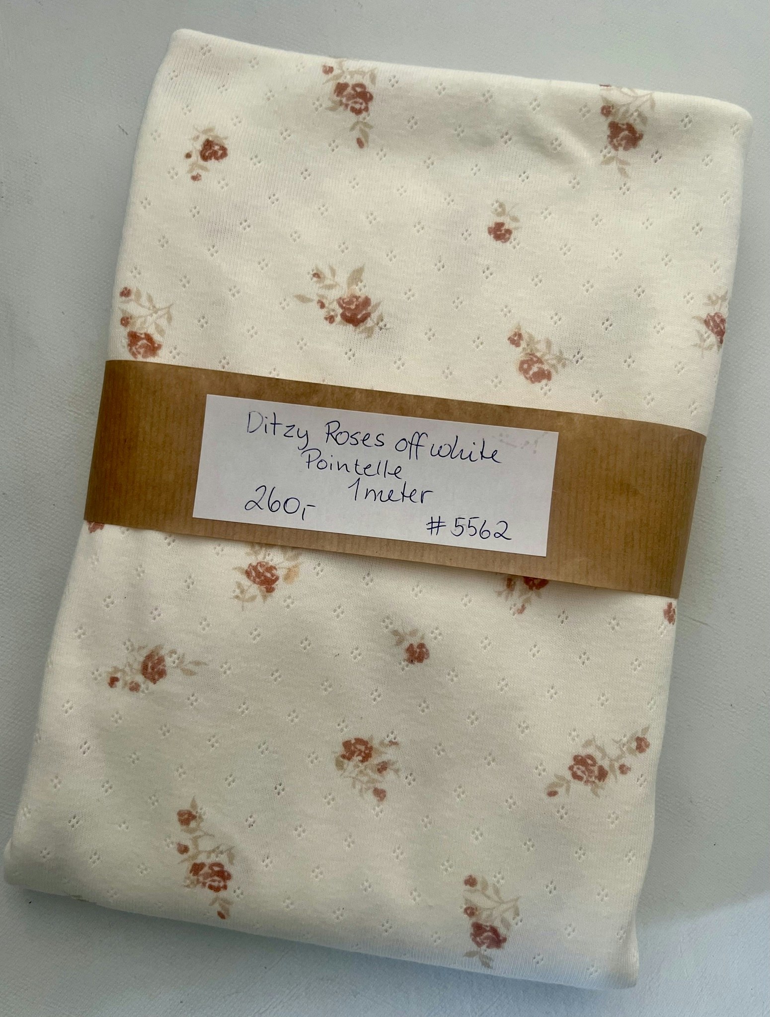 Ditzy roses offwhite pointelle 1 meter