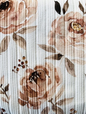 Uregelmessig ribb peony muster weiss