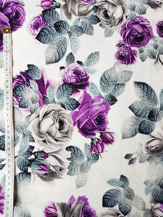 trikå tyg  mönster stuvbit college trikåtyg blommor lila vita