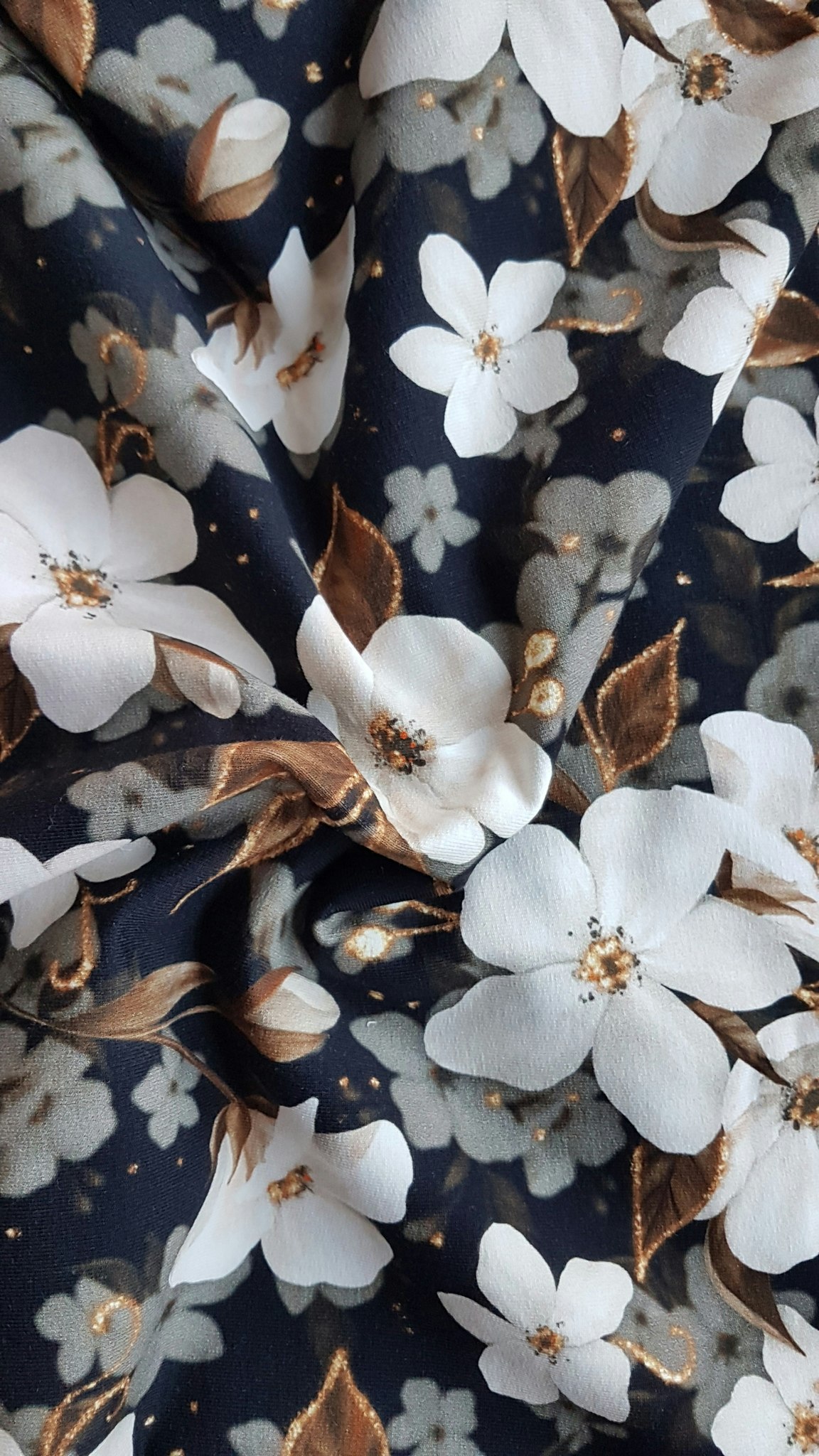 Vita Blommor Svart Guld College