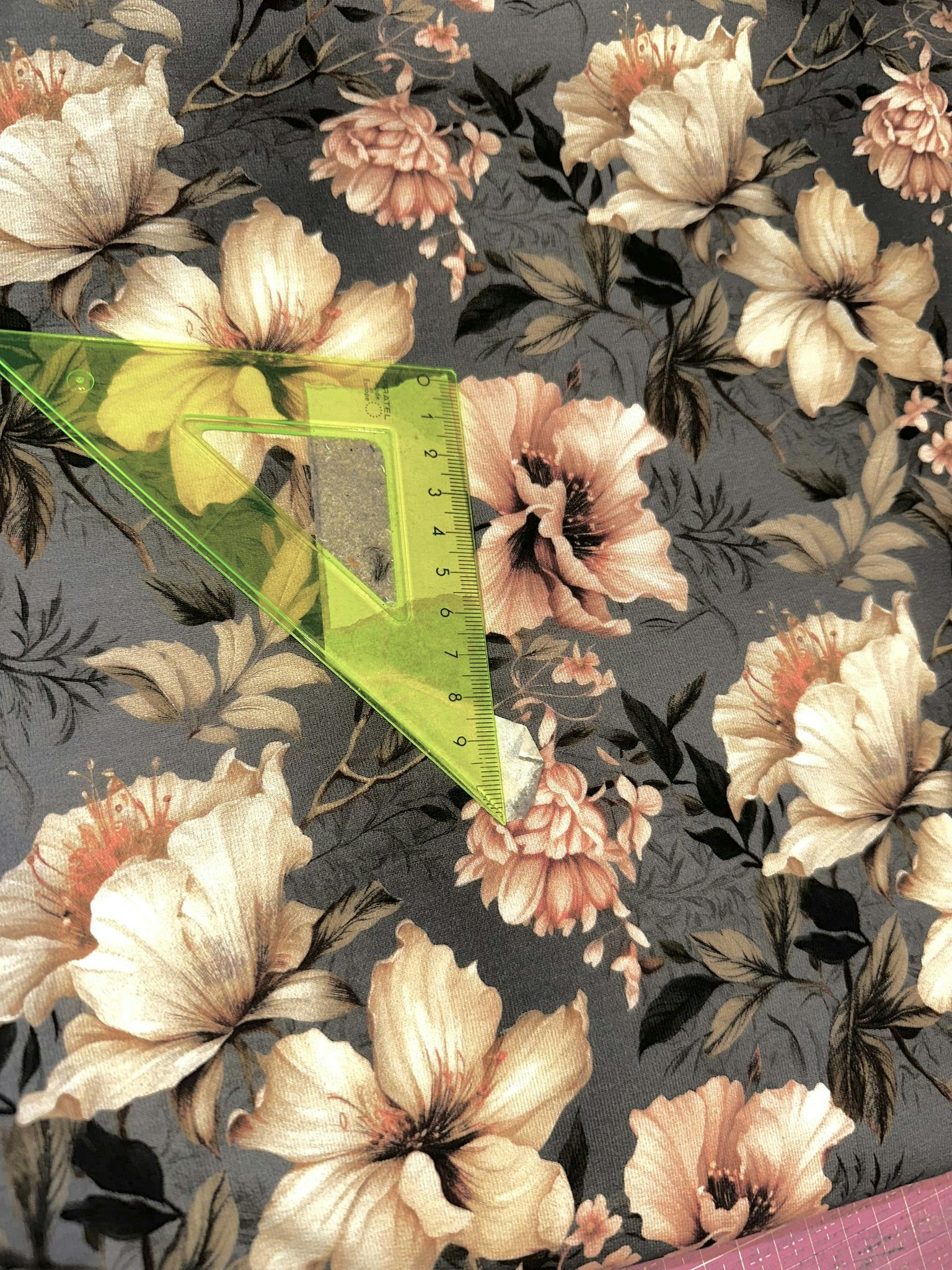 Blommor på Grå College French Terry
