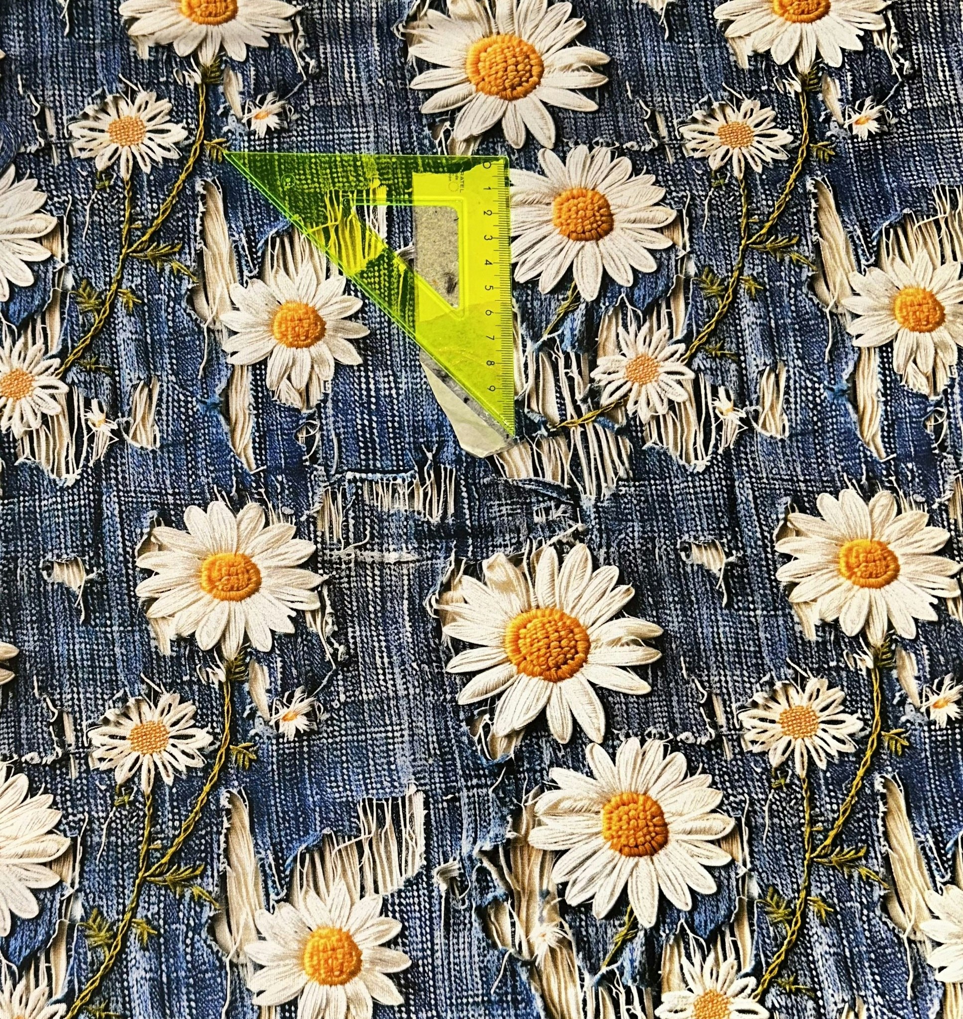 Blommor Prästkrage på Slitna Jeans Jersey Trikå