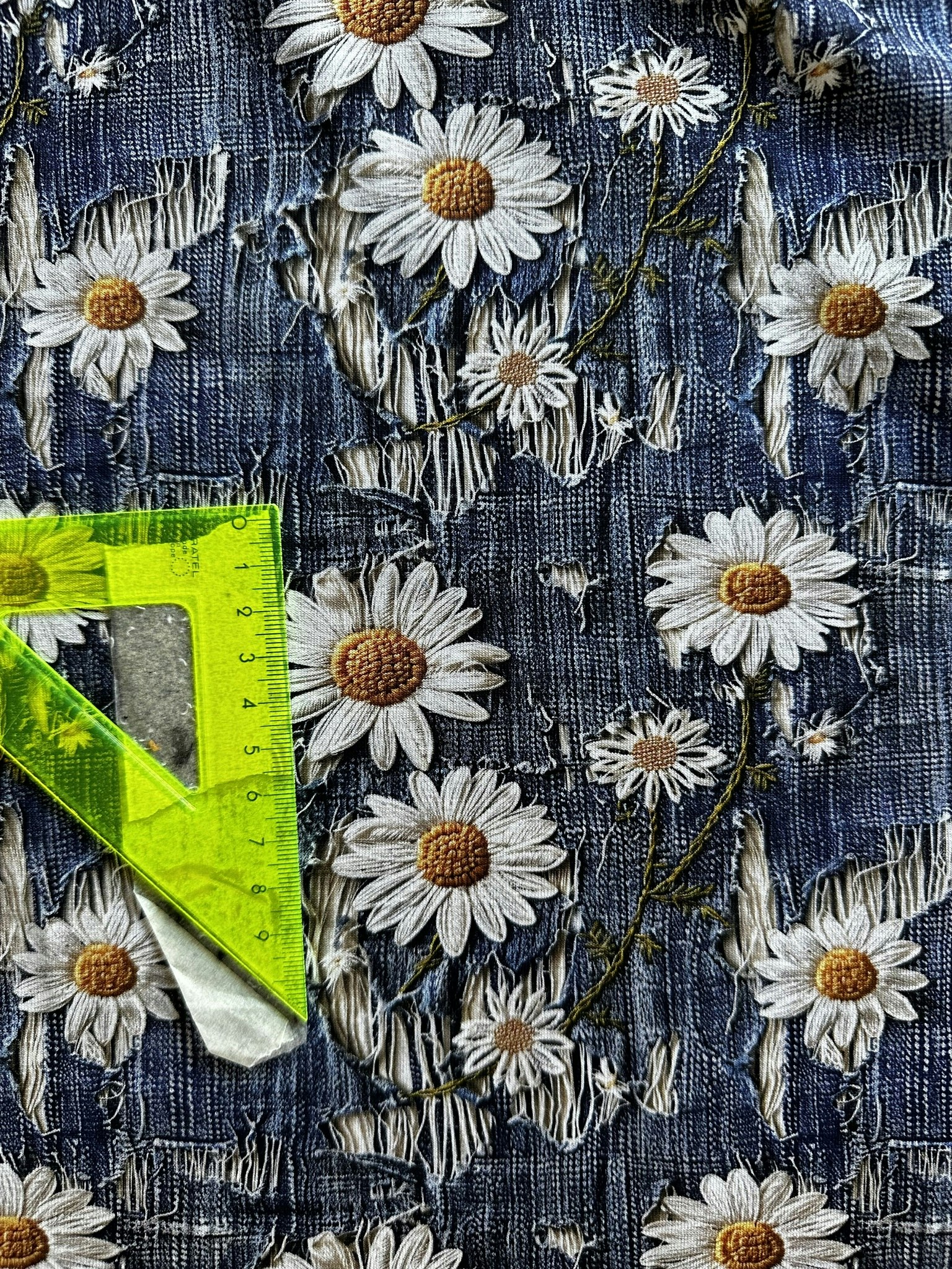Blommor Prästkrage på Slitna Jeans 2 Jersey Trikå
