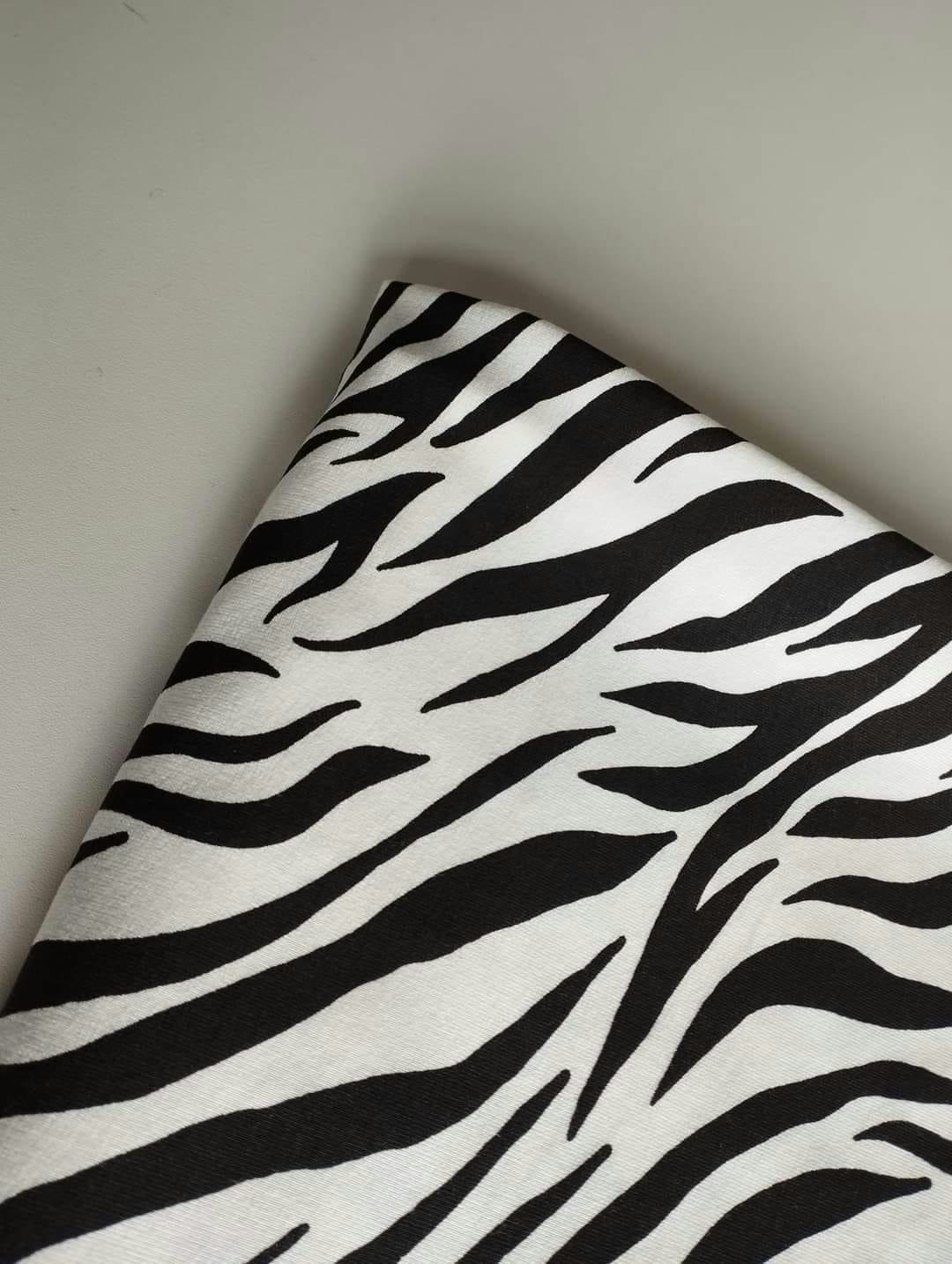 Tyg tyger French Terry college jogging öglad baksida zebra svart vit