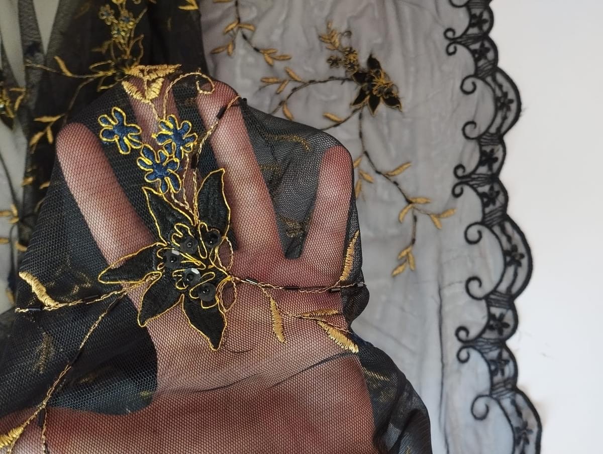 Tyll  med Broderade Blommor och Paljetter OUTLET