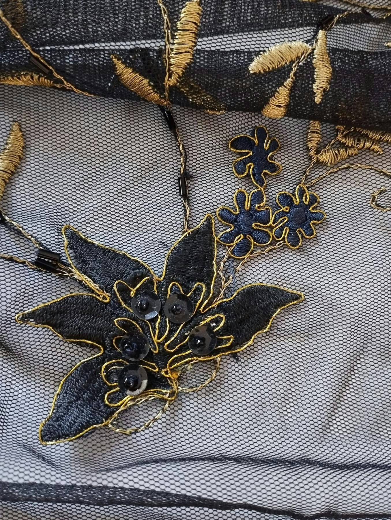 Tyll  med Broderade Blommor och Paljetter OUTLET