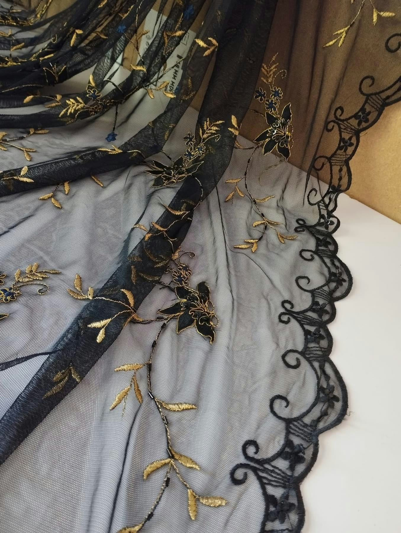 Tyll  med Broderade Blommor och Paljetter OUTLET