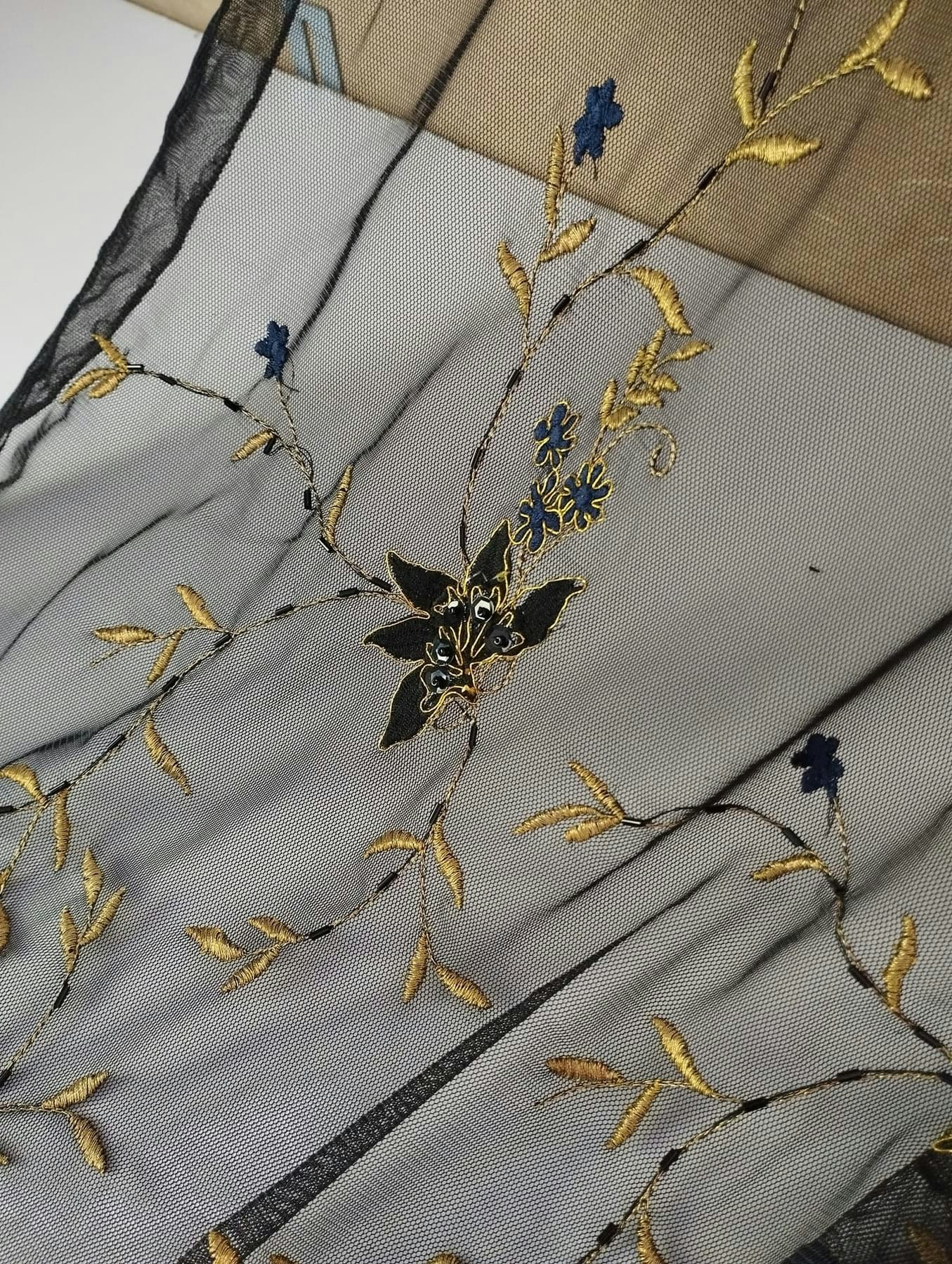Tyll  med Broderade Blommor och Paljetter OUTLET