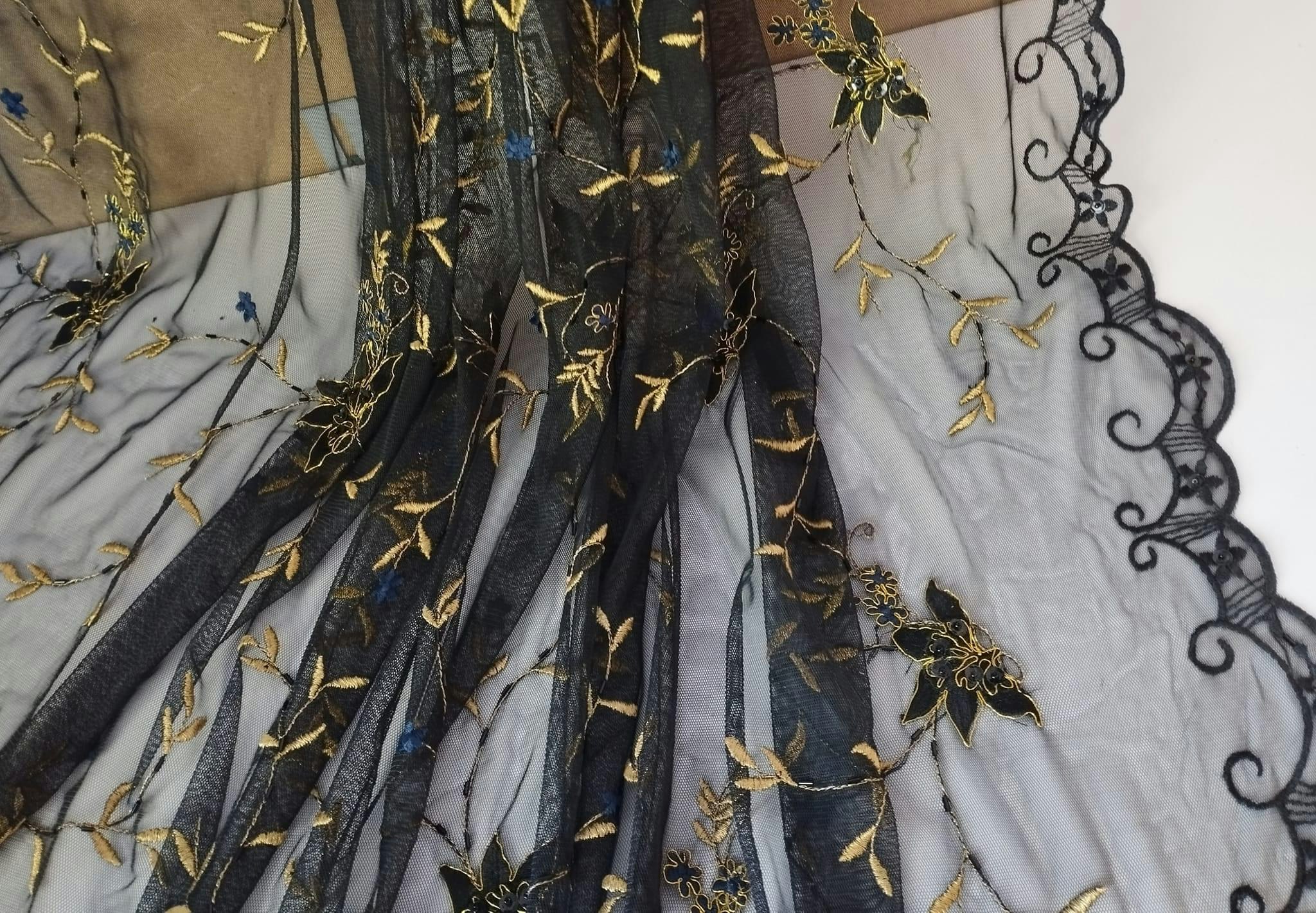 Tyll  med Broderade Blommor och Paljetter OUTLET