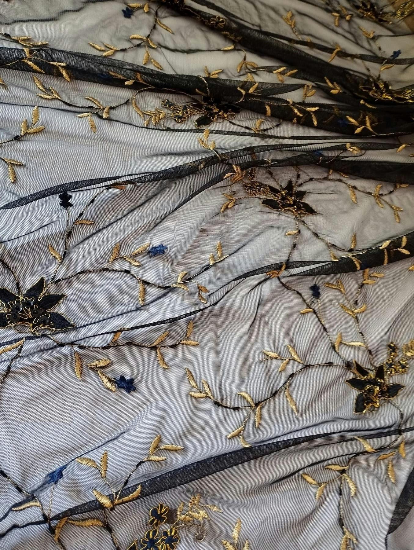 Tyll  med Broderade Blommor och Paljetter OUTLET