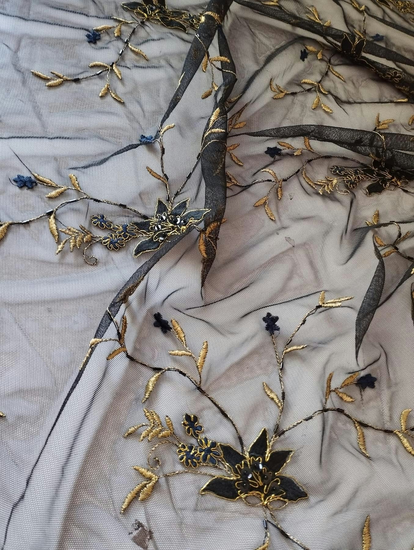 Tyll  med Broderade Blommor och Paljetter OUTLET