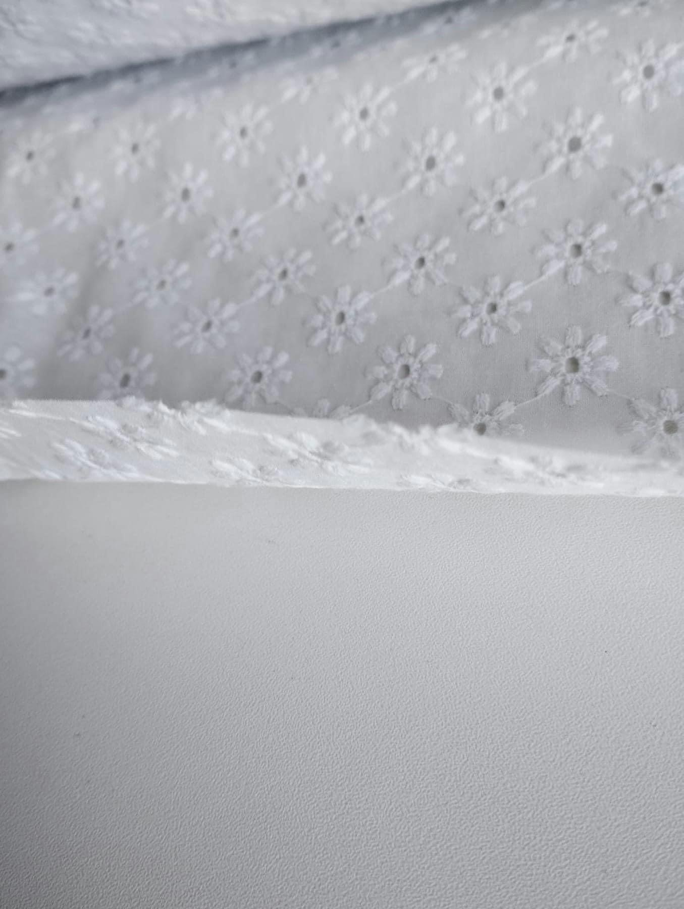 Bomullstyg med broderade blommor Outlet