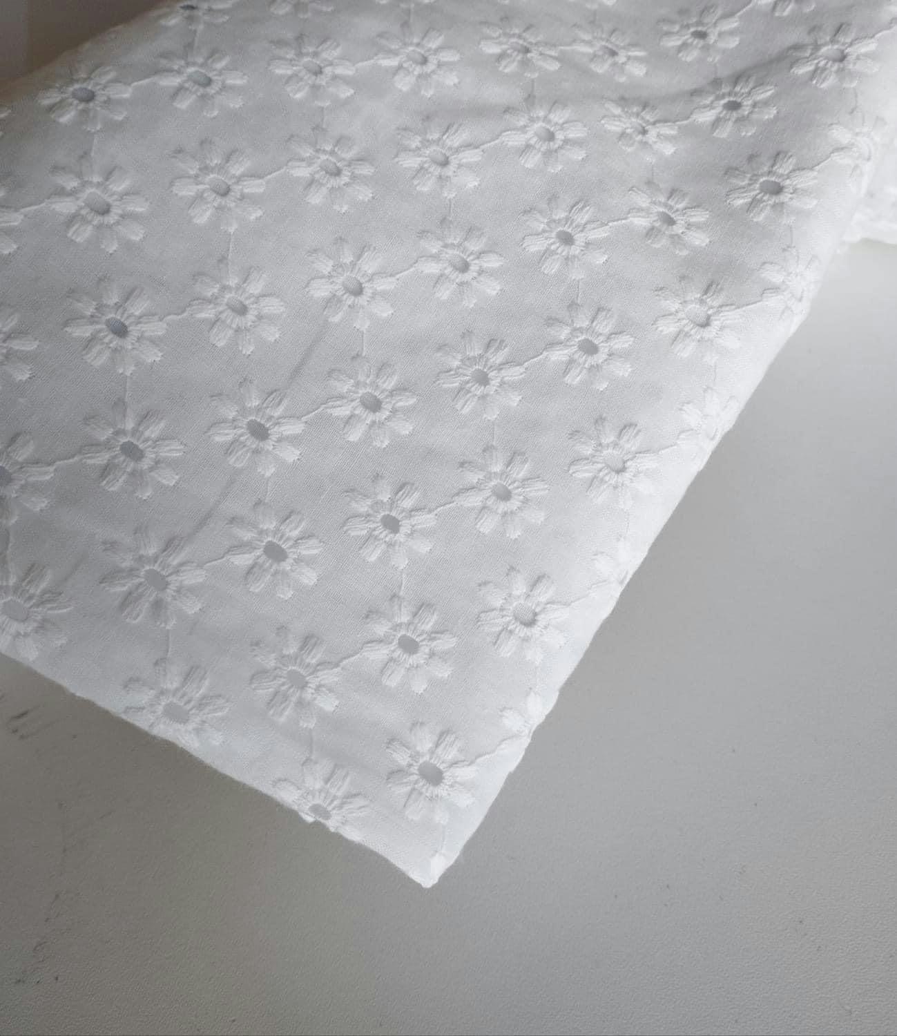 Bomullstyg med broderade blommor Outlet