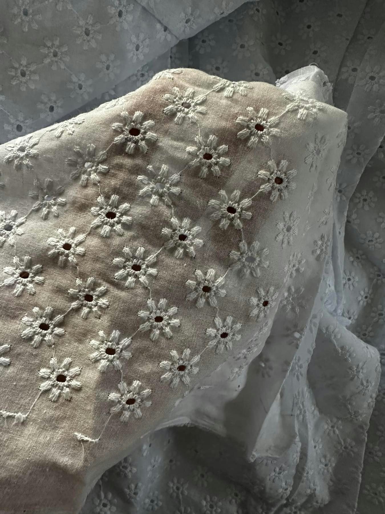 Bomullstyg med broderade blommor Outlet