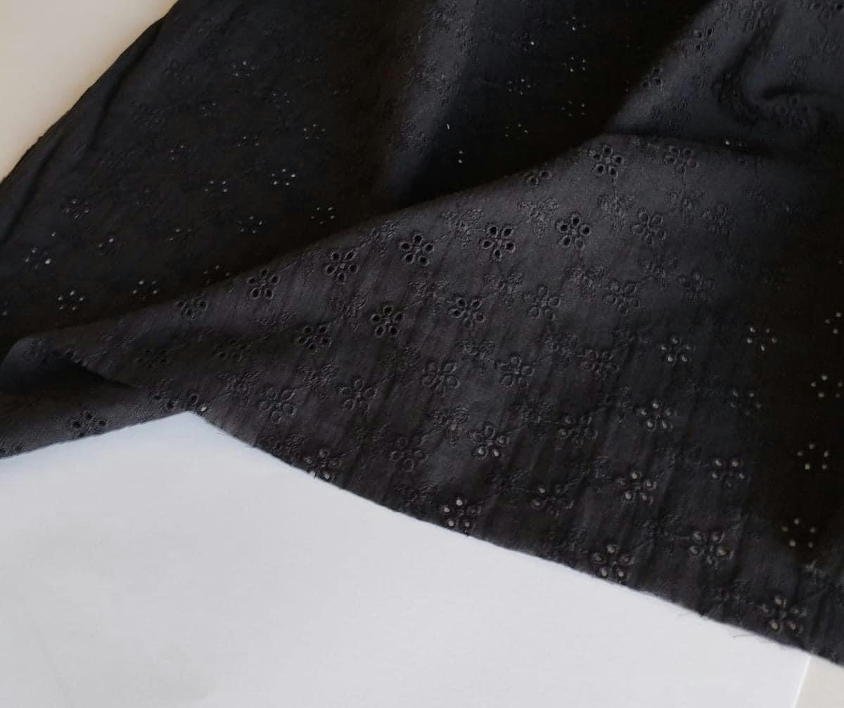 Svart Bomullstyg med broderade blommor Outlet