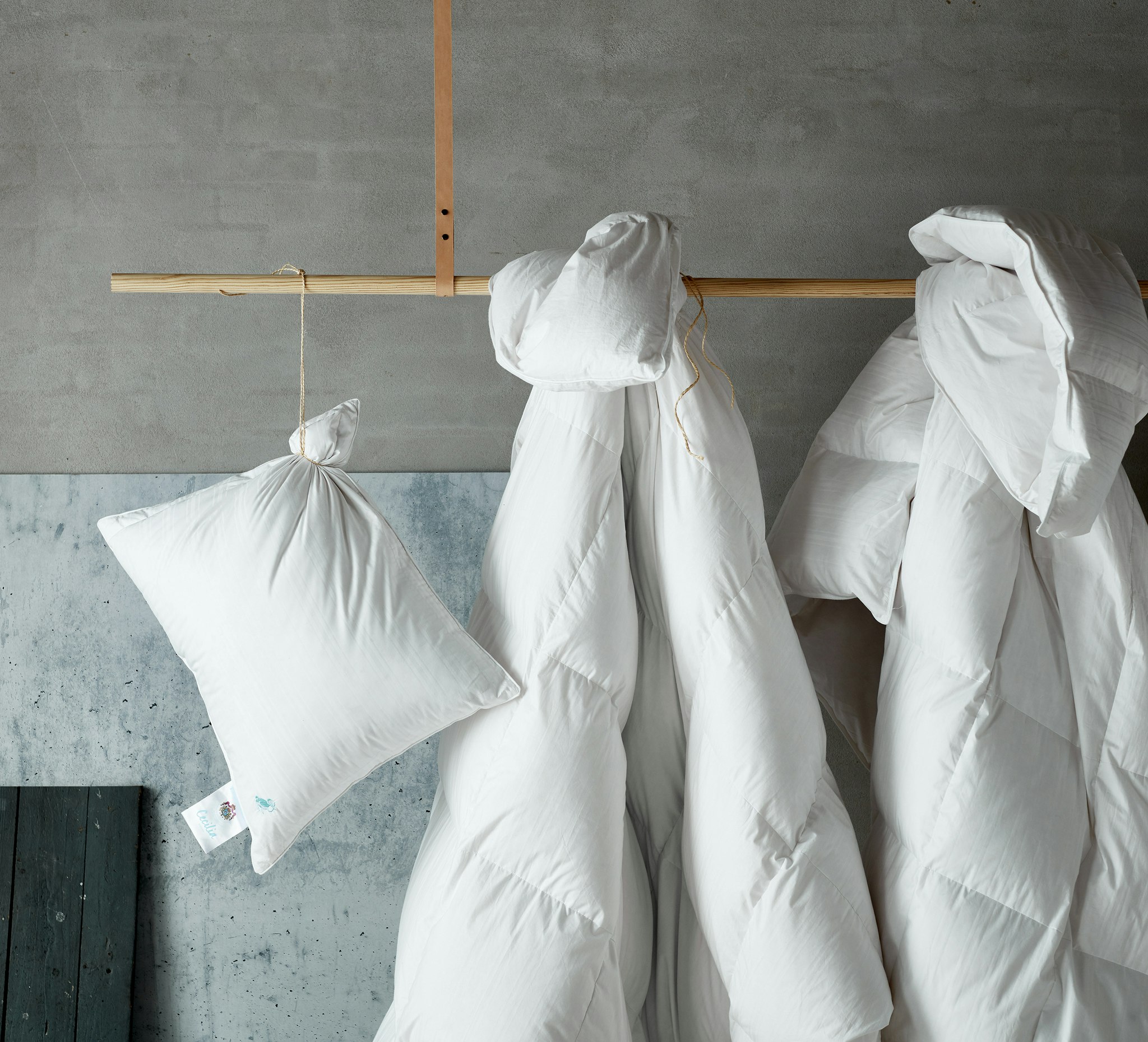 Engmo Dun, kudde Cecilia 50x90 cm medium och hög - Köp sängkläder, kimonos,  nattlinnen & plädar - Navy Stories