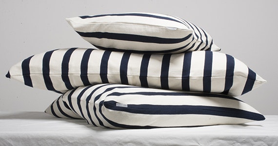 Marbäck – Kuddfodral - Marin rand 65x65 cm - Köp sängkläder, kimonos,  nattlinnen & plädar - Navy Stories