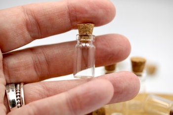 Glasflaska miniatyr 23 mm x 10 mm