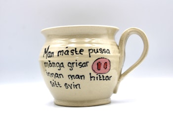 Man måste pussa många grisar-mugg