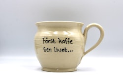 Först kaffe, sen livet-mugg